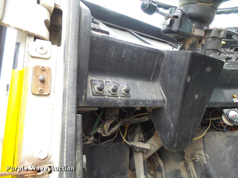 image for item DA3281 1996 Volvo WG semi truck