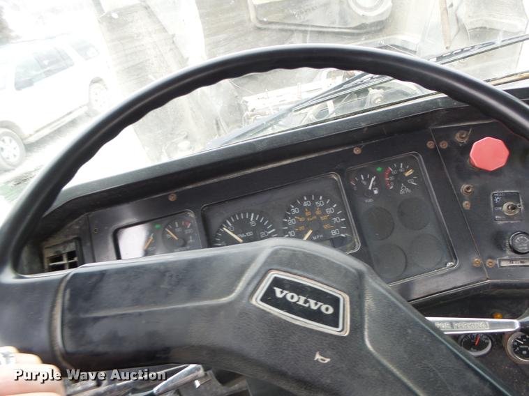 image for item DA3281 1996 Volvo WG semi truck