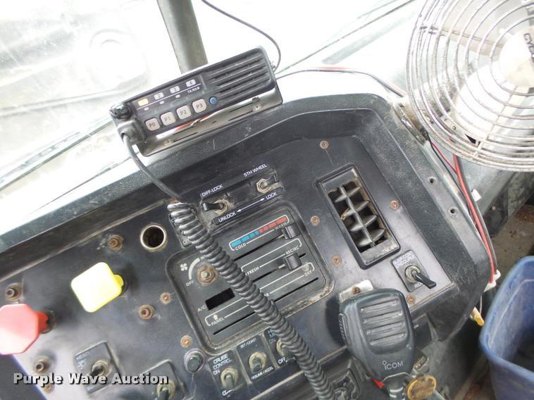 image for item DA3281 1996 Volvo WG semi truck