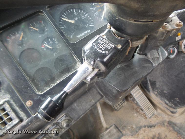 image for item DA3281 1996 Volvo WG semi truck