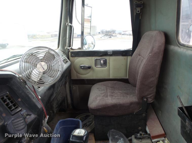 image for item DA3281 1996 Volvo WG semi truck