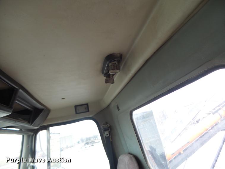 image for item DA3281 1996 Volvo WG semi truck