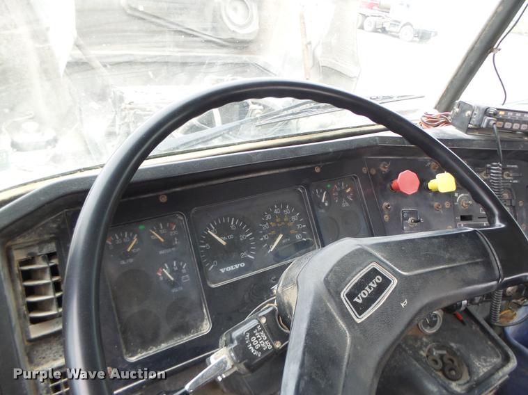 image for item DA3281 1996 Volvo WG semi truck