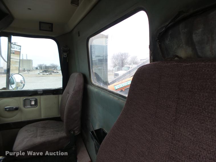 image for item DA3281 1996 Volvo WG semi truck