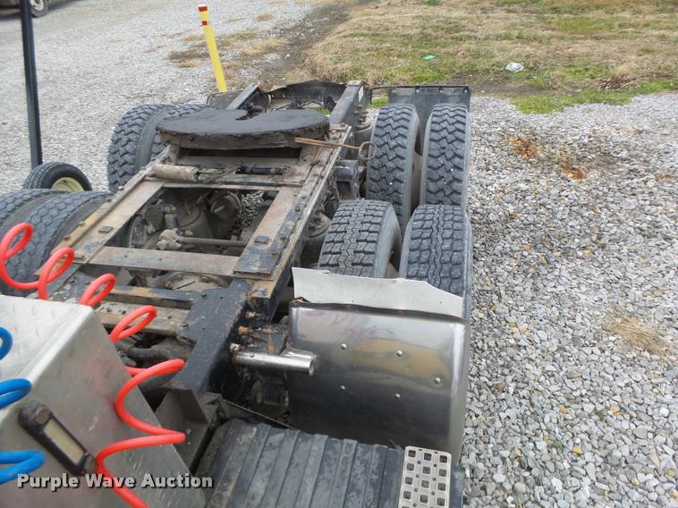 image for item DA3281 1996 Volvo WG semi truck