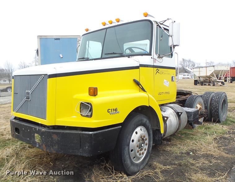 image for item DA3307 1996 Volvo WG semi truck