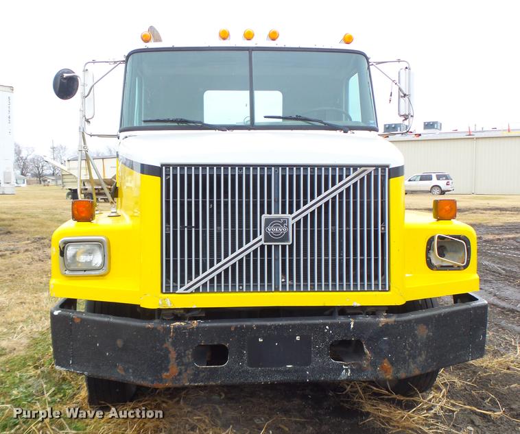image for item DA3307 1996 Volvo WG semi truck