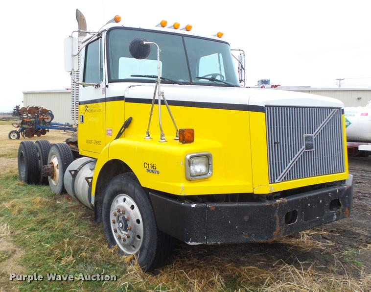 image for item DA3307 1996 Volvo WG semi truck