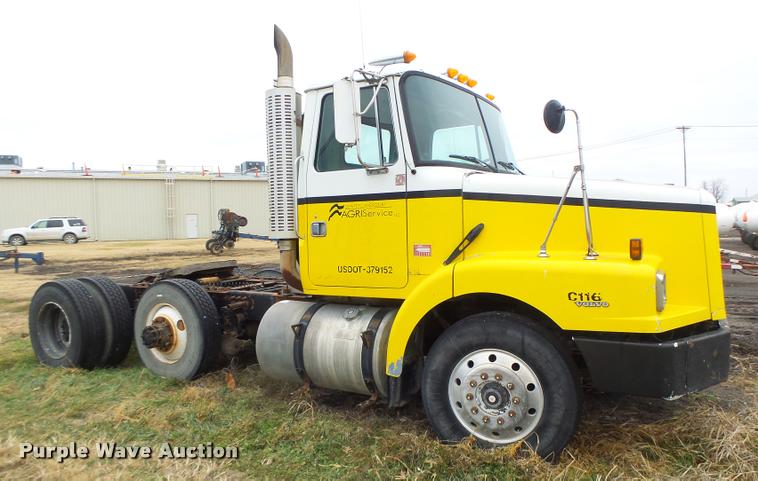 image for item DA3307 1996 Volvo WG semi truck