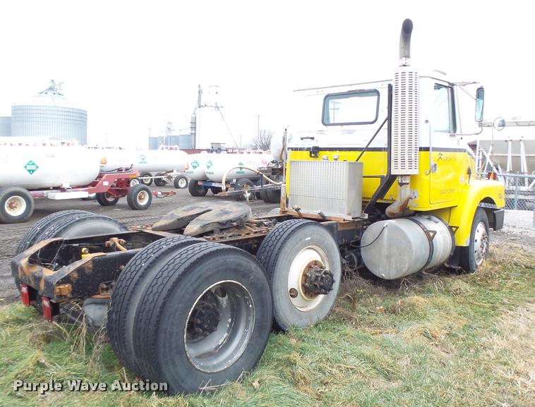 image for item DA3307 1996 Volvo WG semi truck