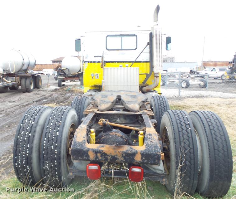 image for item DA3307 1996 Volvo WG semi truck