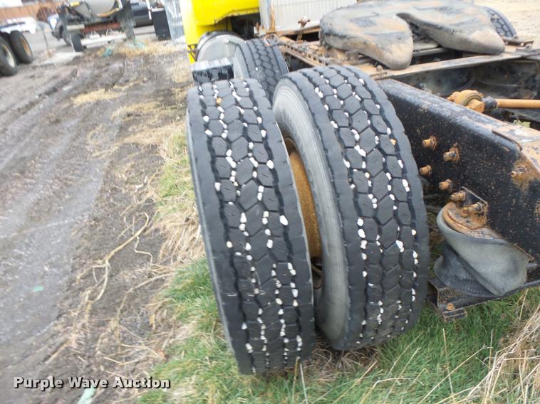 image for item DA3307 1996 Volvo WG semi truck