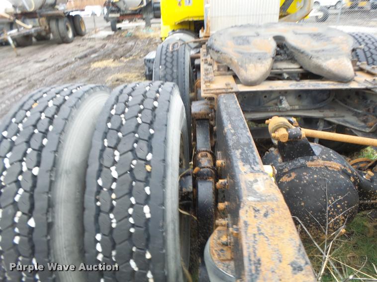 image for item DA3307 1996 Volvo WG semi truck