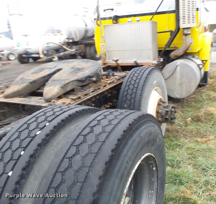 image for item DA3307 1996 Volvo WG semi truck