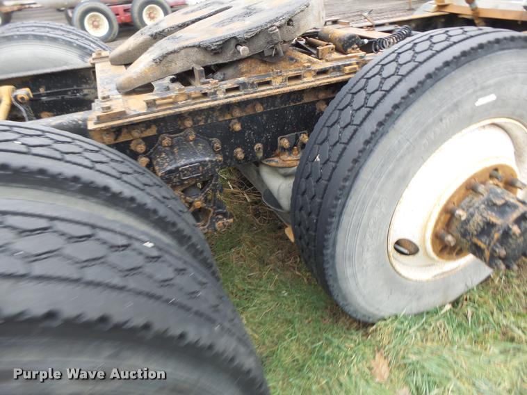 image for item DA3307 1996 Volvo WG semi truck