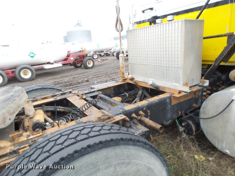 image for item DA3307 1996 Volvo WG semi truck