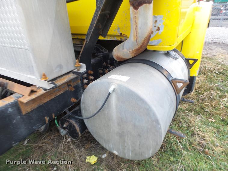 image for item DA3307 1996 Volvo WG semi truck