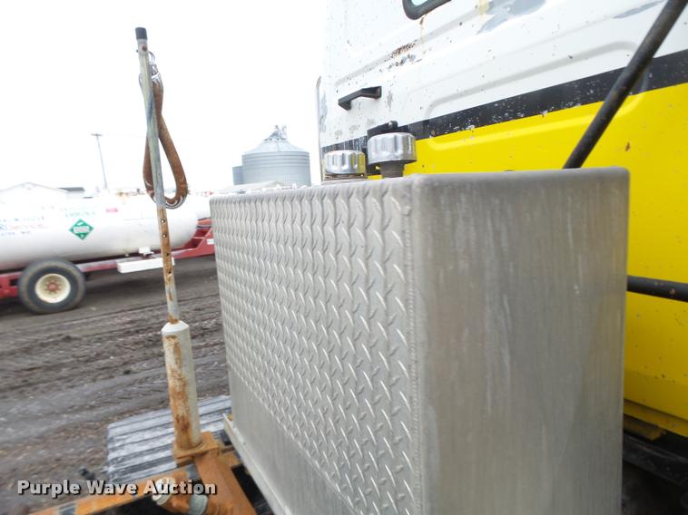 image for item DA3307 1996 Volvo WG semi truck