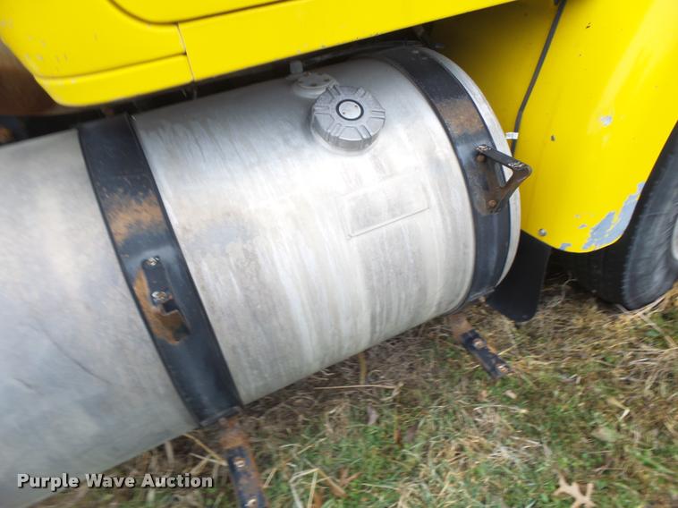 image for item DA3307 1996 Volvo WG semi truck