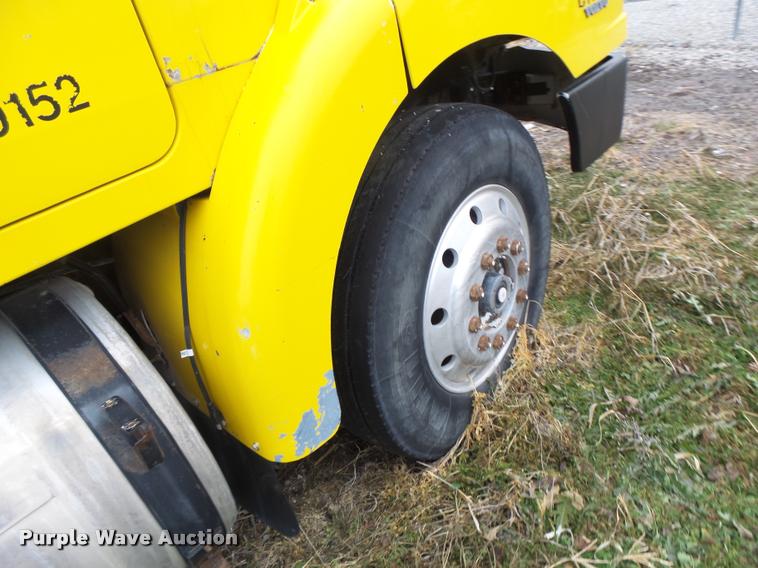 image for item DA3307 1996 Volvo WG semi truck