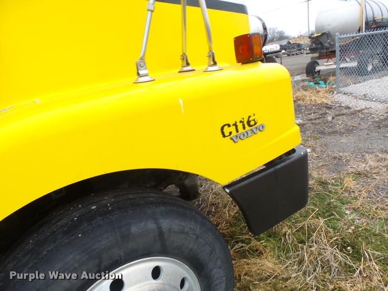 image for item DA3307 1996 Volvo WG semi truck