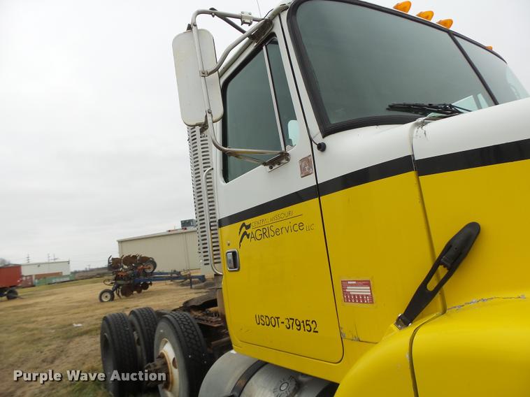 image for item DA3307 1996 Volvo WG semi truck