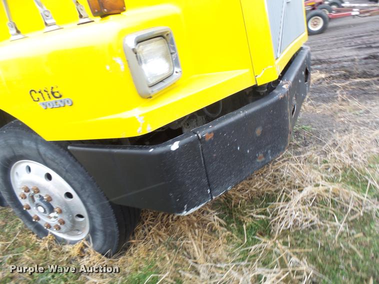 image for item DA3307 1996 Volvo WG semi truck