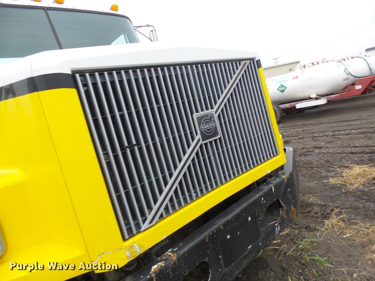 image for item DA3307 1996 Volvo WG semi truck