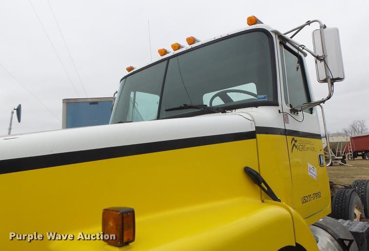 image for item DA3307 1996 Volvo WG semi truck