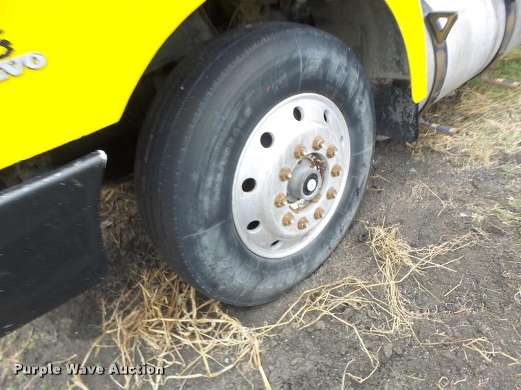 image for item DA3307 1996 Volvo WG semi truck