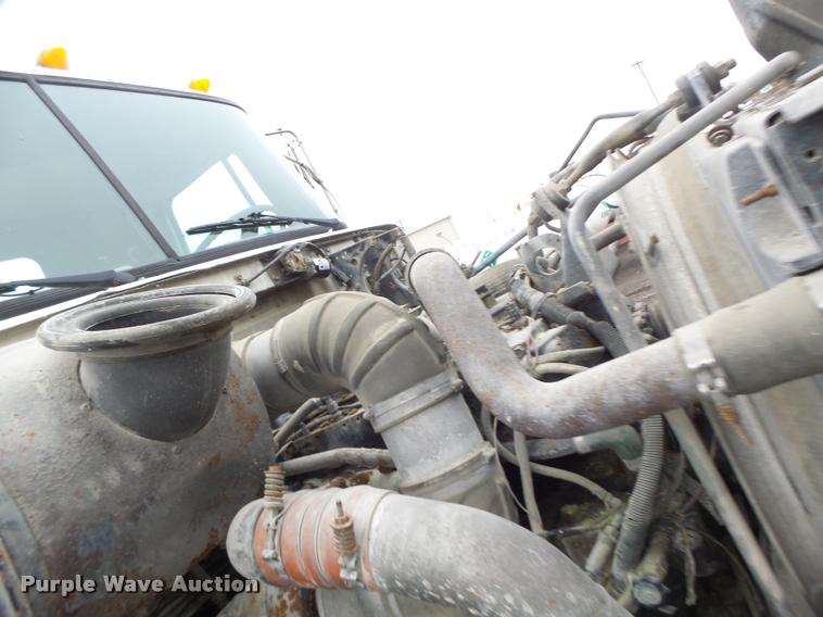 image for item DA3307 1996 Volvo WG semi truck