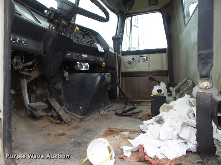 image for item DA3307 1996 Volvo WG semi truck