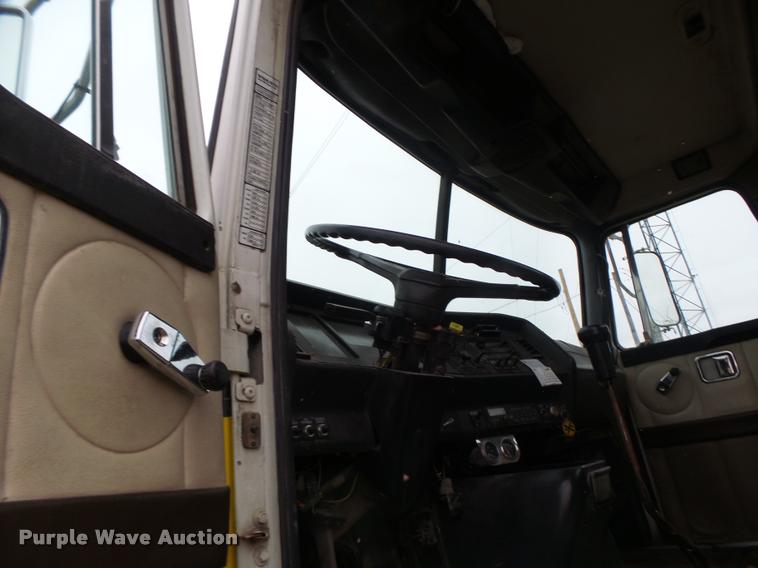 image for item DA3307 1996 Volvo WG semi truck