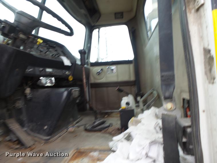 image for item DA3307 1996 Volvo WG semi truck