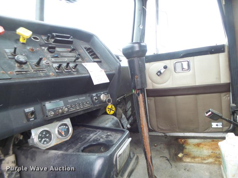 image for item DA3307 1996 Volvo WG semi truck