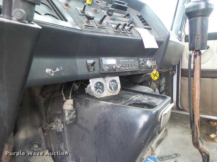 image for item DA3307 1996 Volvo WG semi truck