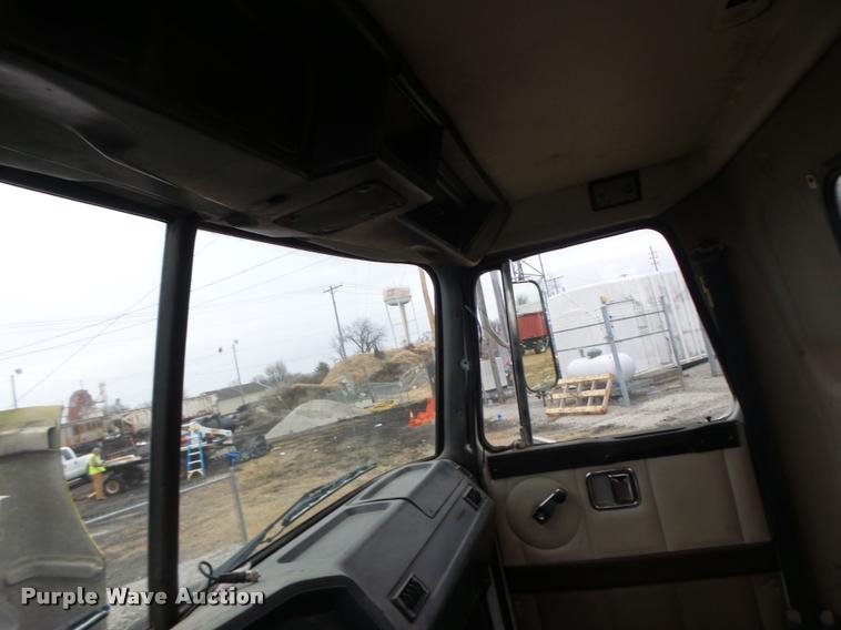 image for item DA3307 1996 Volvo WG semi truck