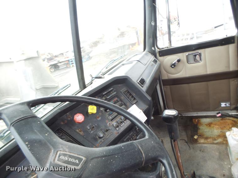 image for item DA3307 1996 Volvo WG semi truck