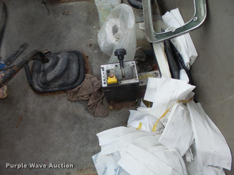 image for item DA3307 1996 Volvo WG semi truck