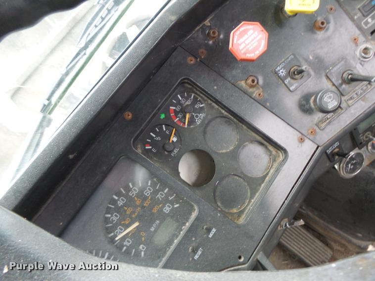 image for item DA3307 1996 Volvo WG semi truck