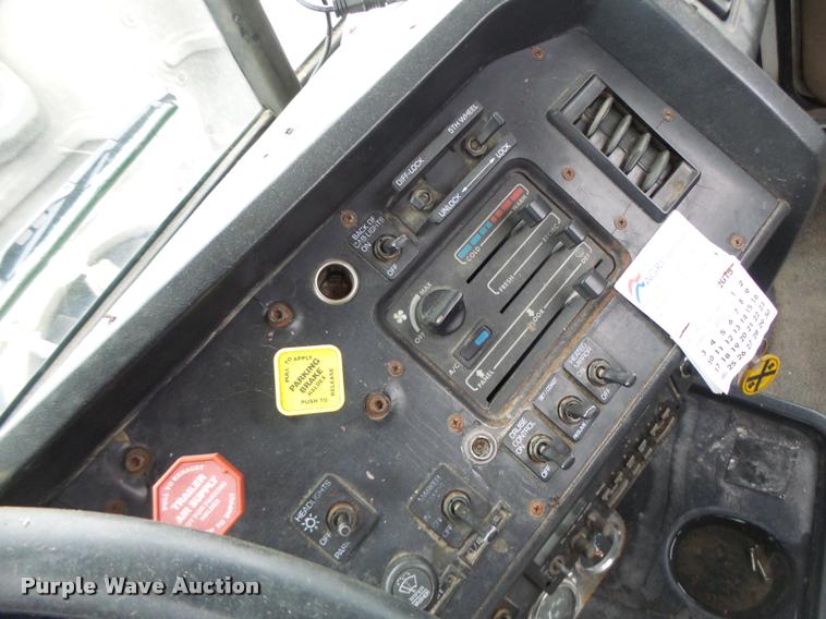 image for item DA3307 1996 Volvo WG semi truck