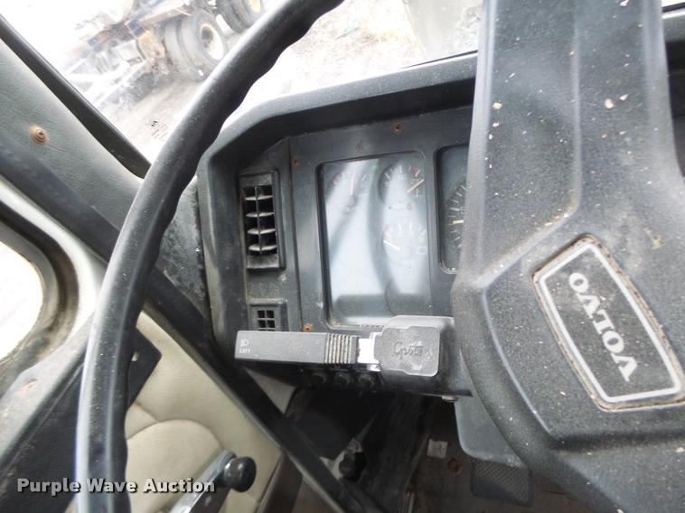 image for item DA3307 1996 Volvo WG semi truck