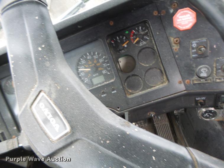 image for item DA3307 1996 Volvo WG semi truck