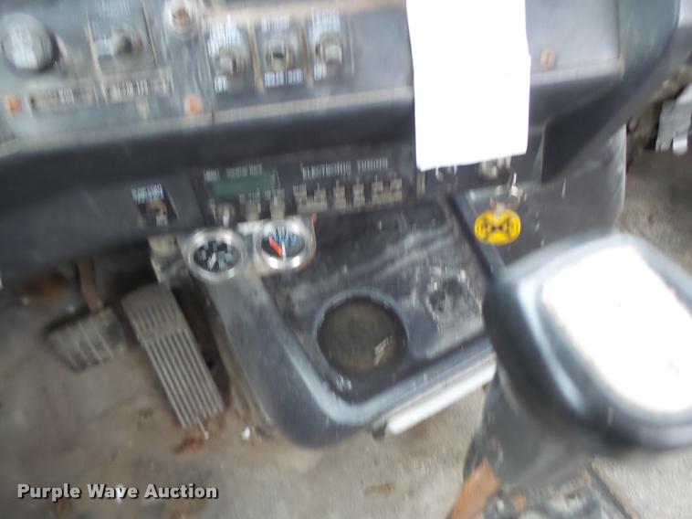 image for item DA3307 1996 Volvo WG semi truck