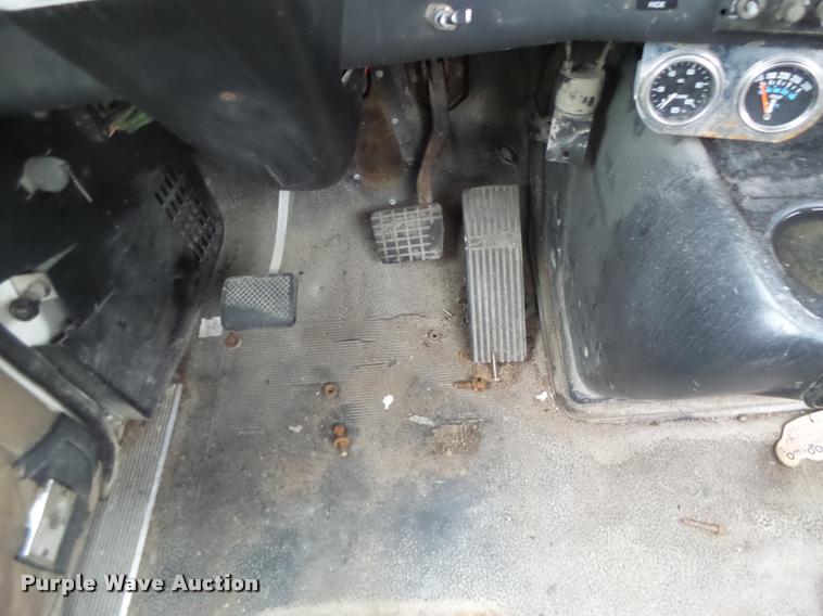 image for item DA3307 1996 Volvo WG semi truck