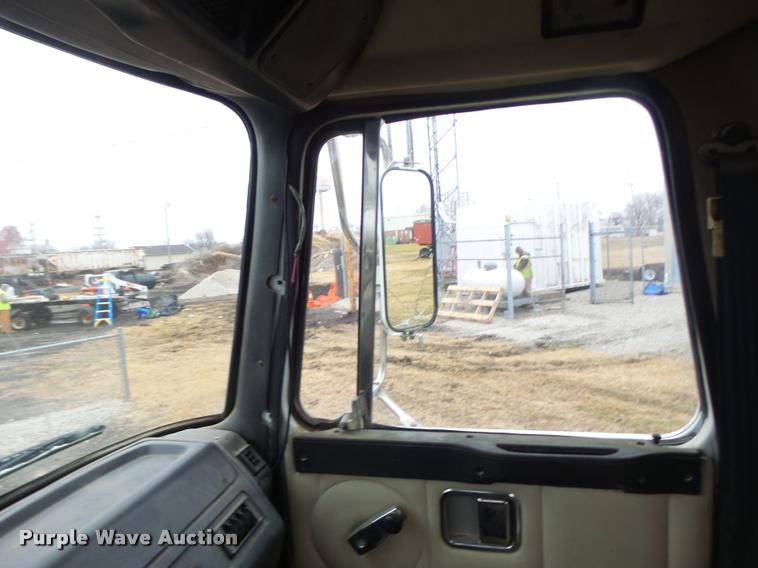 image for item DA3307 1996 Volvo WG semi truck