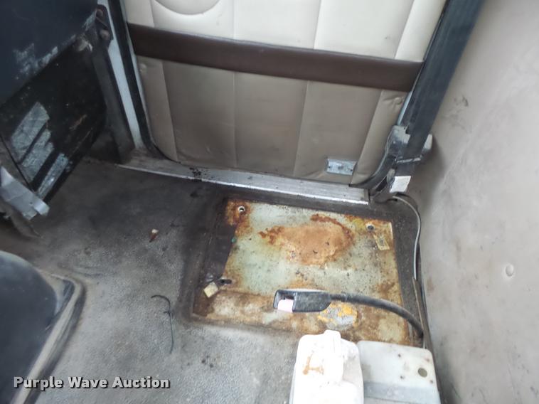 image for item DA3307 1996 Volvo WG semi truck