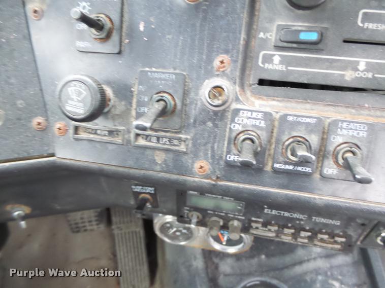 image for item DA3307 1996 Volvo WG semi truck