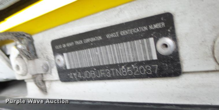 image for item DA3307 1996 Volvo WG semi truck