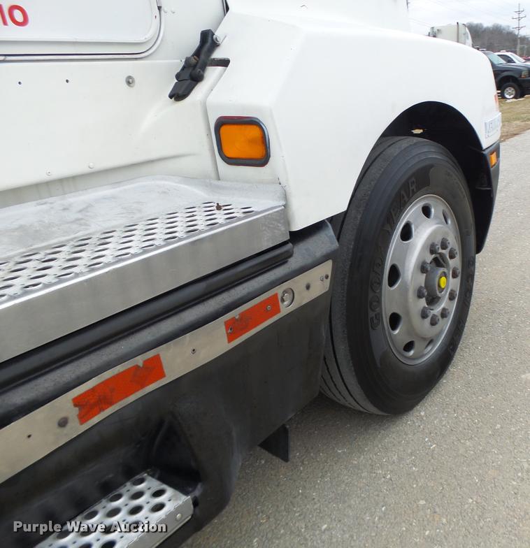 image for item DA3312 1995 Kenworth T600 semi truck